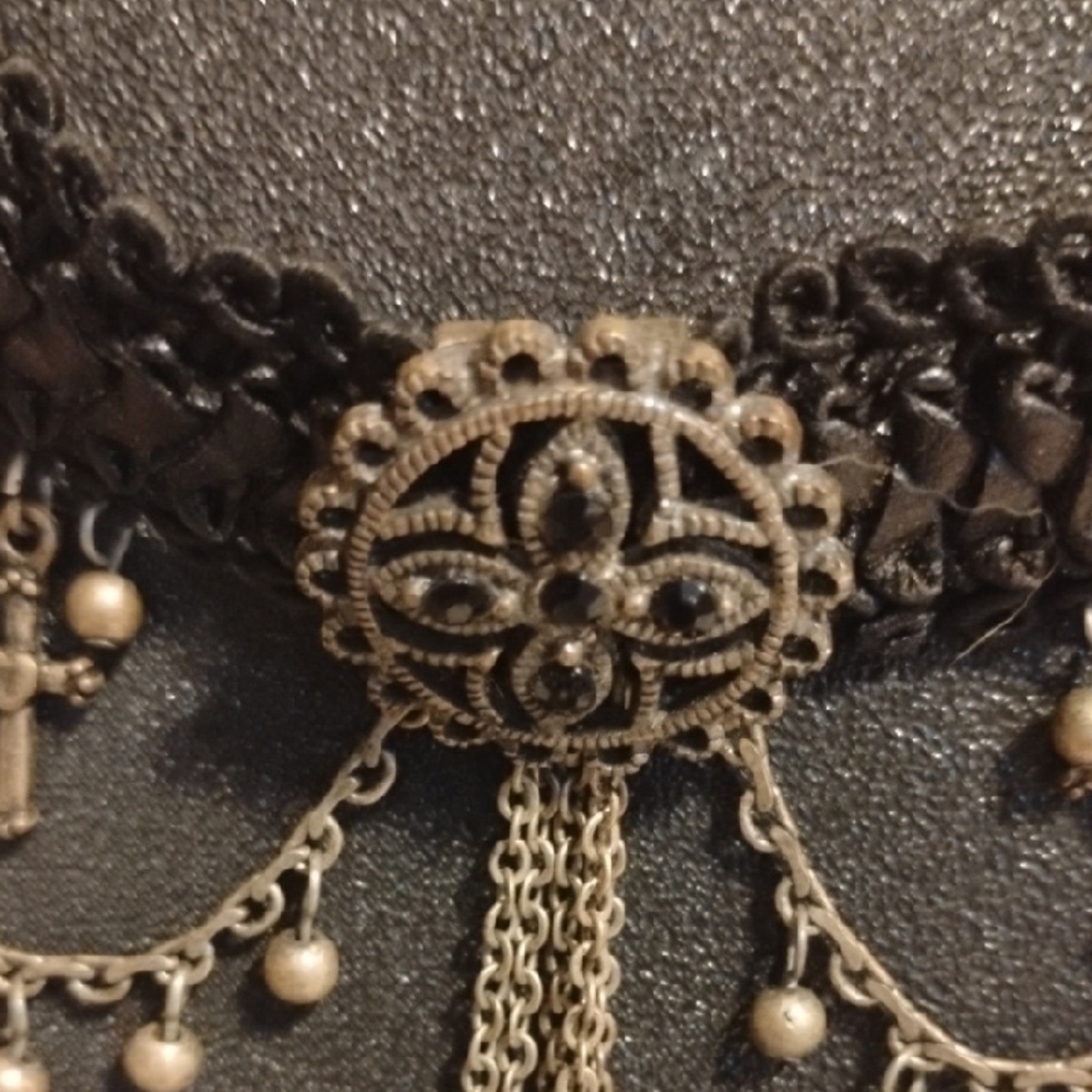🖤 Hot Topic Black Adjustable Choker with Cross Medallion 🖤 - Picture 2 of 4